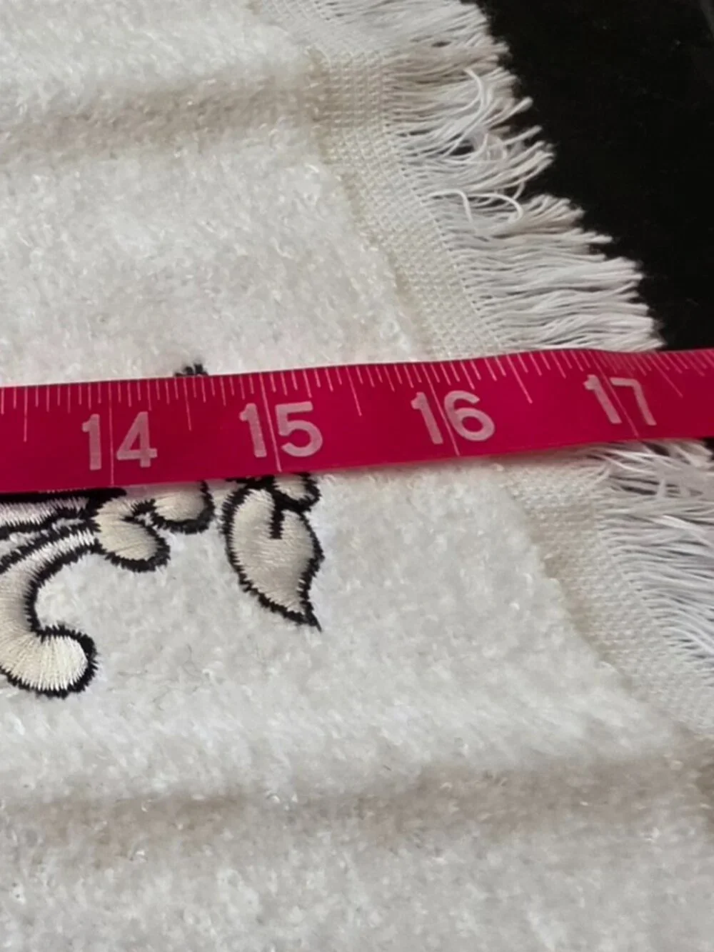 Nicole Miller 100% cotton embroidered 11x16 white/blk hand towels (3)